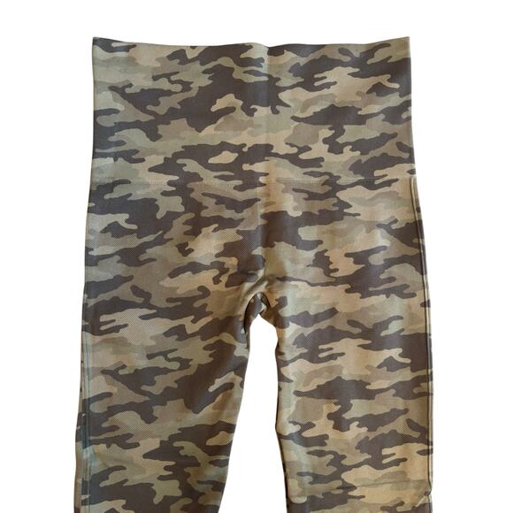 SPANX CAMO SEAMLESS LEGGINGS NWOT SIZE MEDIUM - Picture 2 of 4